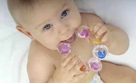 Какие признаки появления первых зубов у младенцев